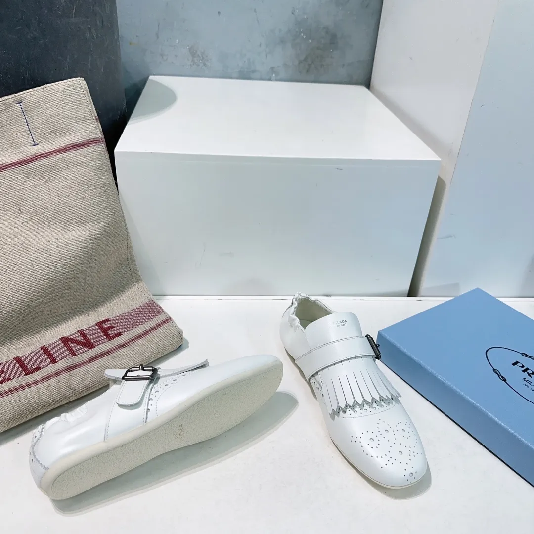 👟👟Ex-factory price 580👟👟! Prada 25 spring and summer catwalk new brogue carved tassel retro loafers and slippers series 🔥 🌟🌟🌟This shoe deliberately presents a classic and retro style, with both masculine temperament and feminine style, forming a binary contrast, highlighting the iconic style of the Prada series. The tassels are crafted using special craftsmanship, and details such as buckles and brogue patterns reveal traditional charm. An unconventional and surprising reinterpretation, the shoe is re-launched in a more fashionable design. The upper is made of imported calfskin, the lining is sheepskin, and the original molded rubber sole. Number of yards: 35-40 (40 pieces are non-refundable). Comes with original packaging.